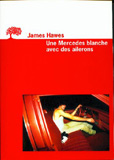 Une Mercedes blanche avec des ailerons
